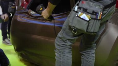 İşçi araba ambalajı yapıyor