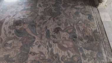 PIAZZA ARMERINA, ITALY - APRIL, 24: Villa Romana del Casale 'yi ziyaret eden turistler, 24 Nisan 2019 tarihinde UNESCO Dünya Mirası olarak ilan edilen ve fresk ve mozaik koleksiyonuyla ünlü Roma villası