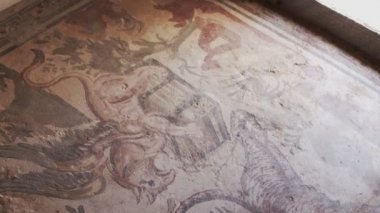 PIAZZA ARMERINA, ITALY - APRIL, 24: Villa Romana del Casale 'yi ziyaret eden turistler, 24 Nisan 2019 tarihinde UNESCO Dünya Mirası olarak ilan edilen ve fresk ve mozaik koleksiyonuyla ünlü Roma villası