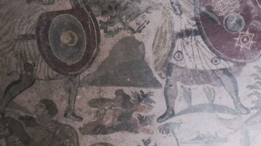 PIAZZA ARMERINA, ITALY - APRIL, 24: Villa Romana del Casale 'yi ziyaret eden turistler, 24 Nisan 2019 tarihinde UNESCO Dünya Mirası olarak ilan edilen ve fresk ve mozaik koleksiyonuyla ünlü Roma villası