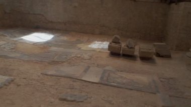 PIAZZA ARMERINA, ITALY - APRIL, 24: Villa Romana del Casale 'yi ziyaret eden turistler, 24 Nisan 2019 tarihinde UNESCO Dünya Mirası olarak ilan edilen ve fresk ve mozaik koleksiyonuyla ünlü Roma villası