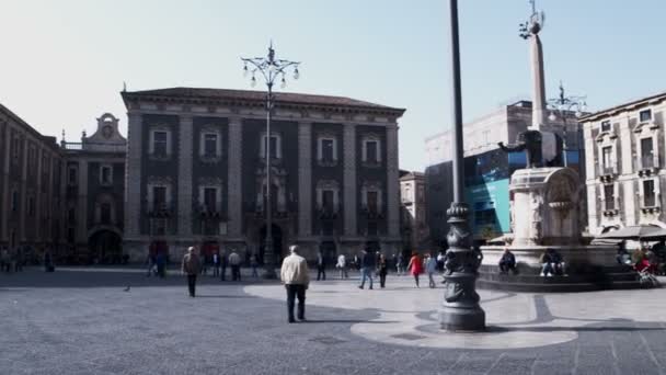 Catania イタリア エイプリル 2019年4月26日にドゥオーモ広場と呼ばれる広場にあるカターニア大聖堂の眺め — ストック動画