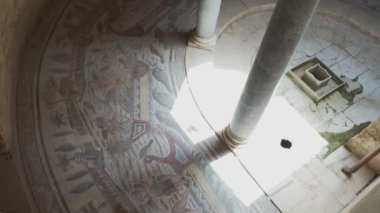 PIAZZA ARMERINA, ITALY - APRIL, 24: Villa Romana del Casale 'yi ziyaret eden turistler, 24 Nisan 2019 tarihinde UNESCO Dünya Mirası olarak ilan edilen ve fresk ve mozaik koleksiyonuyla ünlü Roma villası