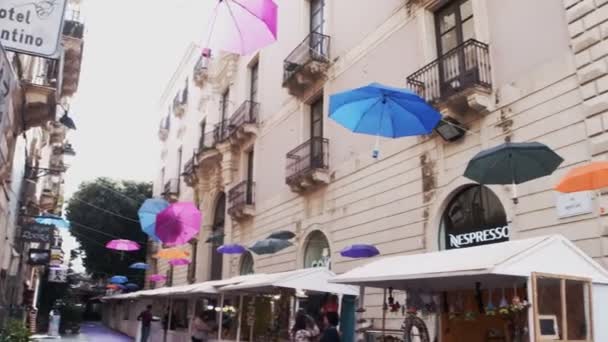Katanien Italien April Utsikt Över Färgglada Paraplyer Hängande Trådarna Balkongerna — Stockvideo