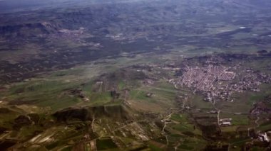 İtalya 'daki bir çiftlik arazisinin üzerinden geçen bir uçaktan hava görüntüsü.