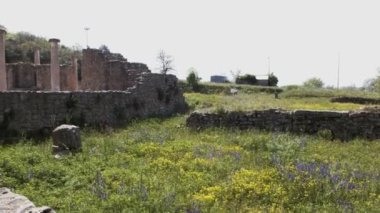 PIAZZA ARMERINA, İTALYA - 24 Nisan 2019 'da Villa Romana del Casale' nin olağanüstü fresk ve mozaik koleksiyonuyla ünlü sütunları.