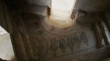 PIAZZA ARMERINA, ITALY - 24 Nisan 2019: Villa Romana del Casale 'nin olağanüstü fresk ve mozaik koleksiyonuyla ünlü mozaikleri