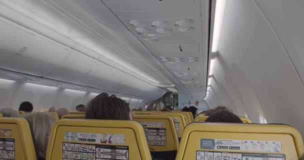 Samolot Włochy Kwiecień Widok Tyłu Pasażerów Samolotu Ryanair Podczas Lotu — Wideo stockowe