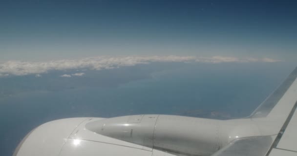 Uçaktan Bir Görüntü Uçak Bulutların Arasında Uçuyor Uçağın Kanatları Çerçevede — Stok video