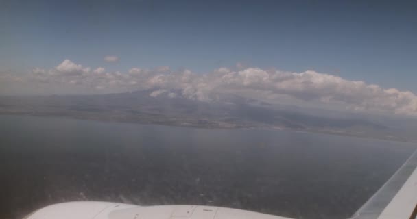 Uma Vista Avião Aeronave Está Voando Através Das Nuvens Asas — Vídeo de Stock