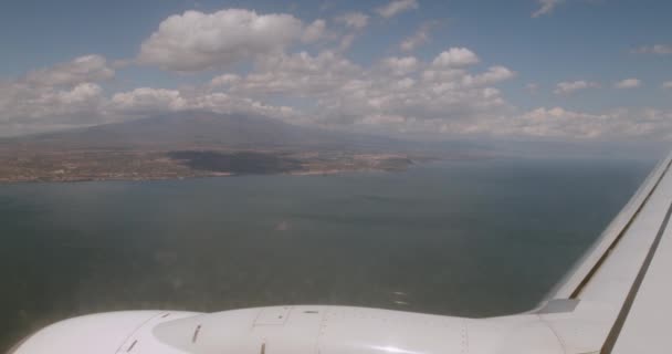 Una Vista Desde Avión Avión Vuela Través Las Nubes Las — Vídeos de Stock