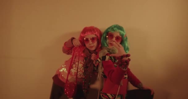 Çocukların Fotoğraf Çekimi Disko Işığı Arka Planında Renkli Peruk Takan — Stok video