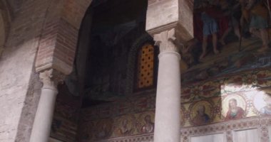 Palermo, Sicilya 'daki kraliyet sarayının iç cephesinde Frederick II' nin mozaiğinin görüntüsü. İtalya.