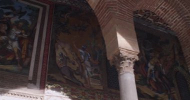 Palermo, Sicilya 'daki kraliyet sarayının iç cephesinde Frederick II' nin mozaiğinin görüntüsü. İtalya.