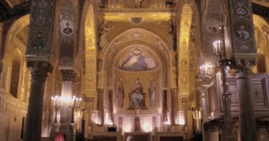 Palatine Şapeli 'nin parlak tavanı. Palermo 'daki Norman sarayının kraliyet şapeli, Bizans, Norman ve Fatimid mimari tarzlarının karışımı..