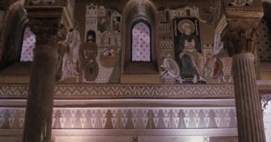 Palatine Şapeli 'nin parlak tavanı. Palermo 'daki Norman sarayının kraliyet şapeli, Bizans, Norman ve Fatimid mimari tarzlarının karışımı..