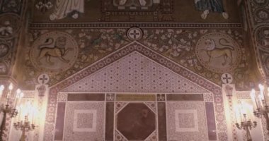Palatine Şapeli 'nin parlak tavanı. Palermo 'daki Norman sarayının kraliyet şapeli, Bizans, Norman ve Fatimid mimari tarzlarının karışımı..