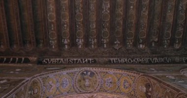 Palatine Şapeli 'nin parlak tavanı. Palermo 'daki Norman sarayının kraliyet şapeli, Bizans, Norman ve Fatimid mimari tarzlarının karışımı..
