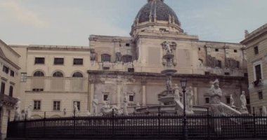 Palermo 'daki Pretoria çeşmesinin manzarası, Sicilya dilinde Fontana delle vergogne olarak da bilinir.