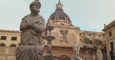 Palermo 'daki Pretoria çeşmesinin manzarası, Sicilya dilinde Fontana delle vergogne olarak da bilinir.