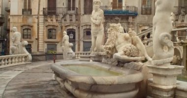 Palermo 'daki Pretoria çeşmesinin manzarası, Sicilya dilinde Fontana delle vergogne olarak da bilinir.