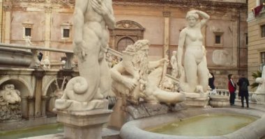 Palermo 'daki Pretoria çeşmesinin manzarası, Sicilya dilinde Fontana delle vergogne olarak da bilinir.