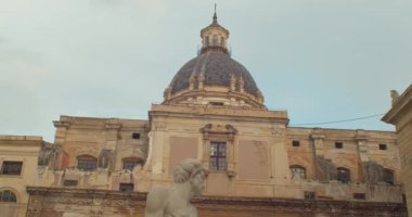 Palermo 'daki Pretoria çeşmesinin manzarası, Sicilya dilinde Fontana delle vergogne olarak da bilinir.