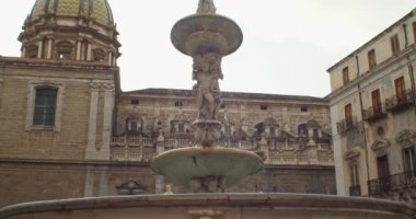 Palermo 'daki Pretoria çeşmesinin manzarası, Sicilya dilinde Fontana delle vergogne olarak da bilinir.
