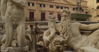 Palermo 'daki Pretoria çeşmesinin manzarası, Sicilya dilinde Fontana delle vergogne olarak da bilinir.