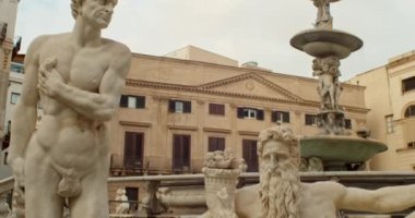 Palermo 'daki Pretoria çeşmesinin manzarası, Sicilya dilinde Fontana delle vergogne olarak da bilinir.