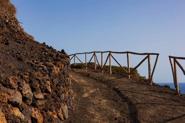 通往尼罗萨山火山的路 用熔岩砌成的干石墙建造的有特色的乡村道路 — 图库照片