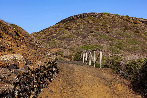 通往尼罗萨山火山的路 用熔岩砌成的干石墙建造的有特色的乡村道路 — 图库照片