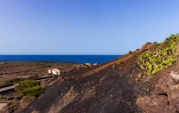 Linosa 'nın Yanardağ Monte Nero' sunun yolu. Lav taşlarından yapılmış kuru taş duvarlı karakteristik bir köy yolu.