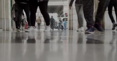 Trieste, İtalya - 3 Aralık 2020 'de Şehir Köşkünde Yürüyen Yayalar