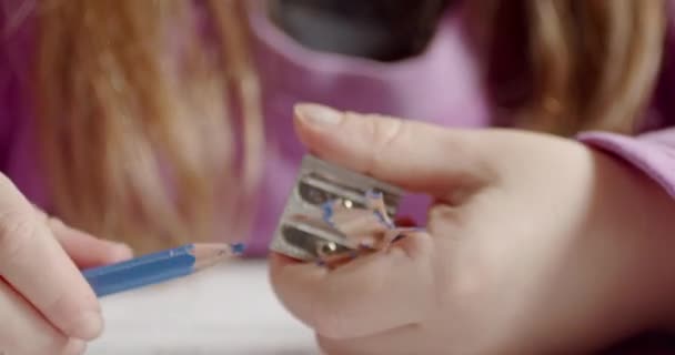 Bir Kızın Elinin Yakın Çekimi Mavi Bir Kalemi Keskinleştirir Çocuk — Stok video