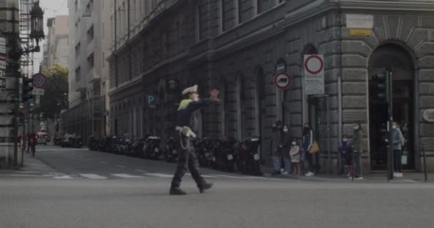 Terst Itálie Prosinec Italský Dopravní Policista Uniform Controlling Road Traffic — Stock video