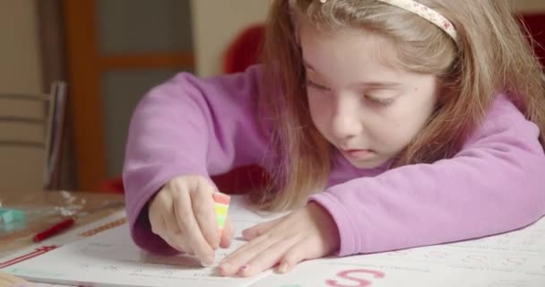 Linda Niña Casa Haciendo Dibujo Tarea Libro Escuela — Vídeos de Stock