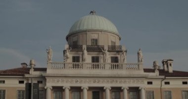 Kubbe manzarası ve İtalya, Trieste 'deki Carciotti sarayının ön yüzü.