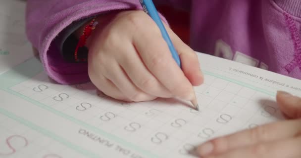 Крупним Планом Дівчина Вчить Алфавіт Написання Літери Шкільній Книзі — стокове відео