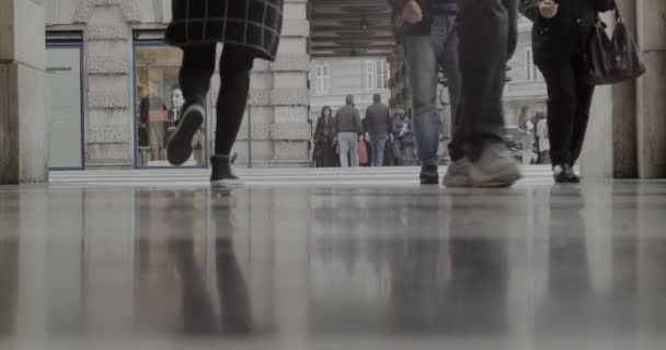 Trieste Italia Diciembre Los Peatones Caminando Sobre Pavimento Ciudad Diciembre — Vídeos de Stock