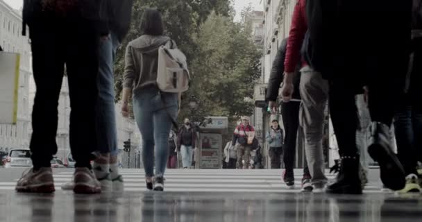 トリエステ イタリア 2020年12月3日 2020年12月3日の午後に歩行者の交差点に行く人々の群衆 — ストック動画