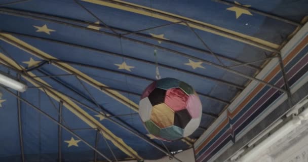 Kleurrijke Bal Van Carrousel Swingend Lucht — Stockvideo