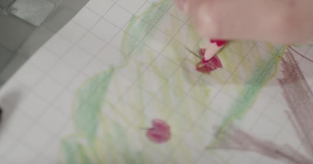 小女孩的手靠在一起 用红色铅笔把苹果树的红色苹果染成了红色 — 图库视频影像