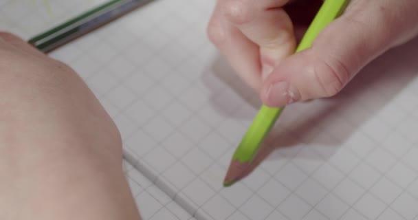 小女孩的手靠在一起 用一支绿色铅笔给绿色的草地涂上了颜色 — 图库视频影像