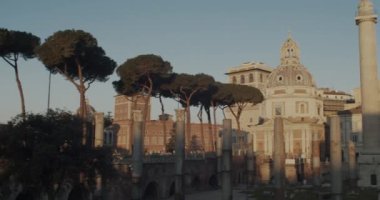 Roma, İtalya - 08 Ocak 2020 'de Trajan Forumu' nda Trajans Sütunu, Bazilika Ulpia ve Meryem 'in En Kutsal Kilisesi' nin sabah manzarası