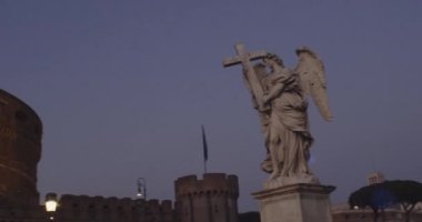 Aelian Köprüsü ya da Pons Aelius Köprüsü 'nden Castel Sant' Angelo olarak bilinen Hadrian Anıtmezarının akşam manzarası