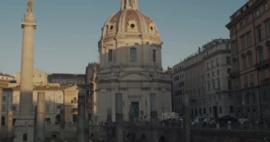 Roma, İtalya - 08 Ocak 2020 'de Trajan Forumu' nda Trajans Sütunu, Bazilika Ulpia ve Meryem 'in En Kutsal Kilisesi' nin sabah manzarası