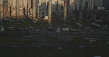 Roma, İtalya - 08 Ocak 2020 'de Trajan Forumu' nda Trajans Sütunu, Bazilika Ulpia ve Meryem 'in En Kutsal Kilisesi' nin sabah manzarası
