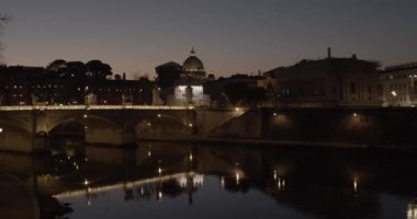 İtalya, Roma 'daki Vittorio Emanuele II köprüsünün akşam manzarası