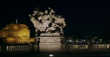 Roma 'daki Vittorio Emanuele Ii Köprüsü' nden Castel Sant 'Angelo olarak bilinen Hadrian mozolesinin gece manzarası.
